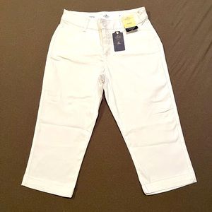 NWT—St. John’s Bay Stretch White Capris